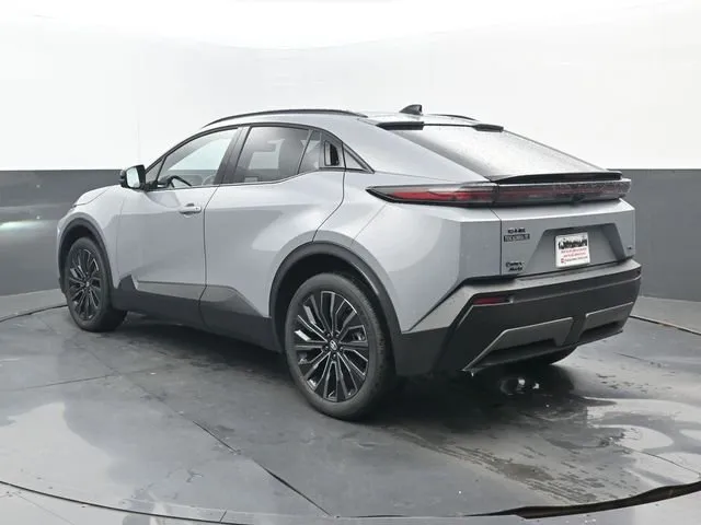2026 Toyota C-HR XSE thumbnail 3