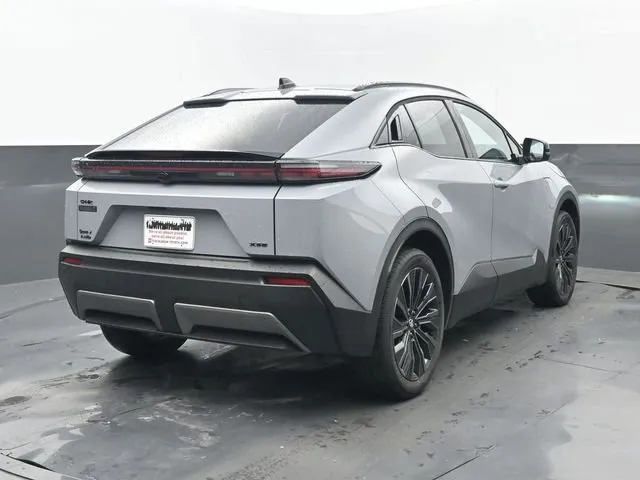 2026 Toyota C-HR XSE thumbnail 6