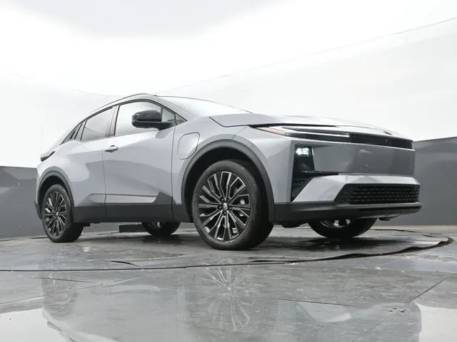 2026 Toyota C-HR XSE thumbnail 9