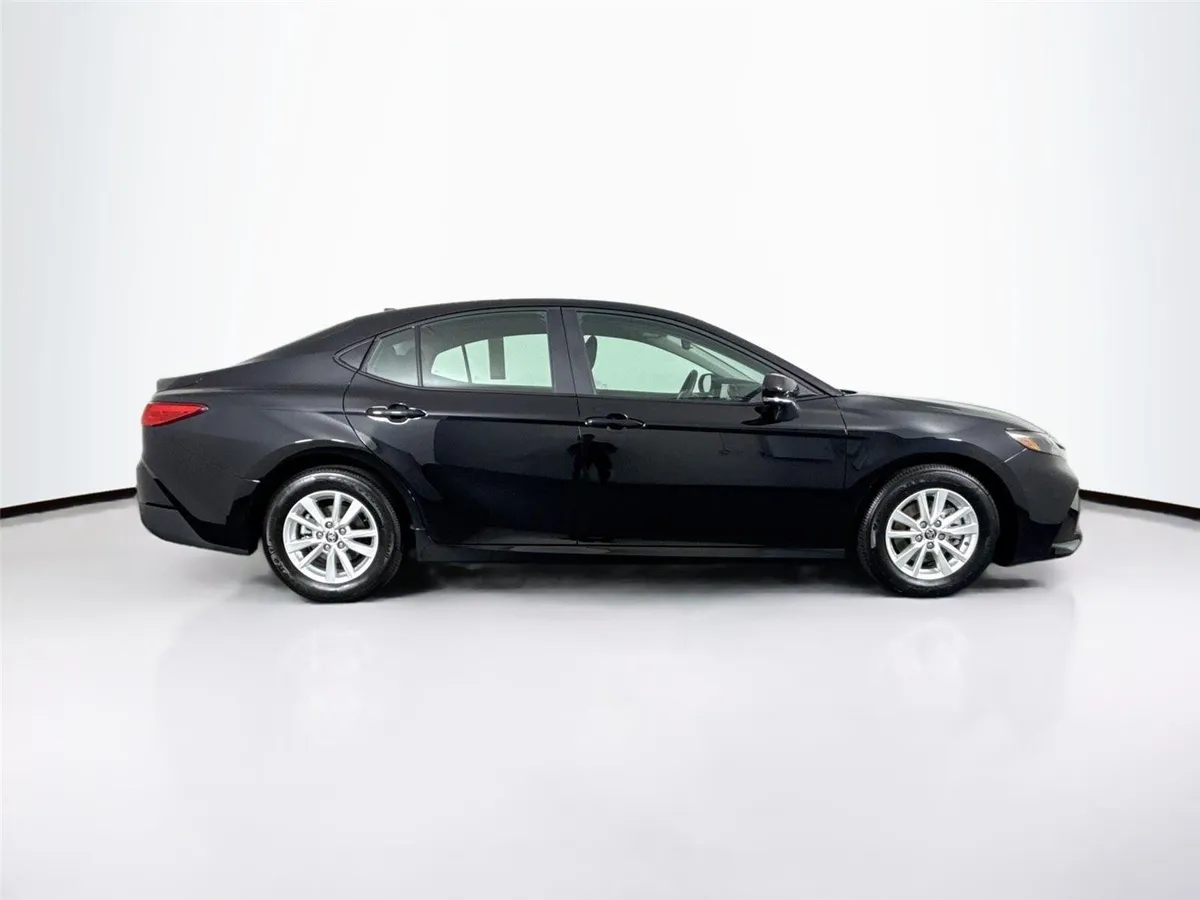 2026 Toyota Camry LE thumbnail 10