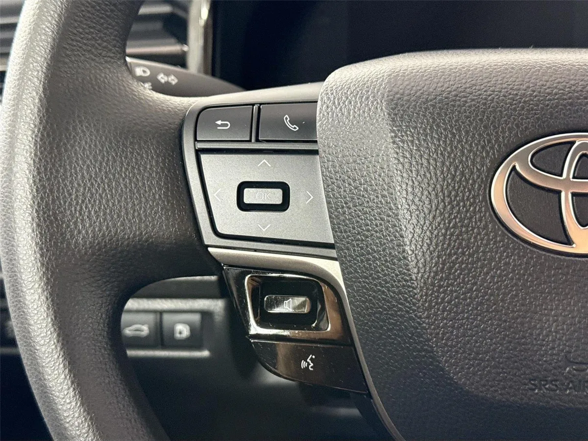 2026 Toyota Camry LE thumbnail 17