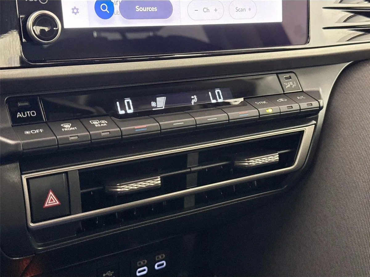 2026 Toyota Camry LE thumbnail 24