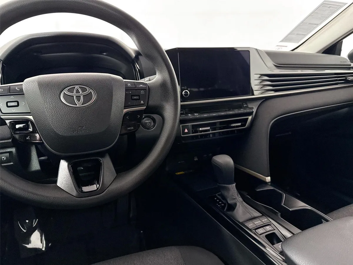 2026 Toyota Camry LE thumbnail 30