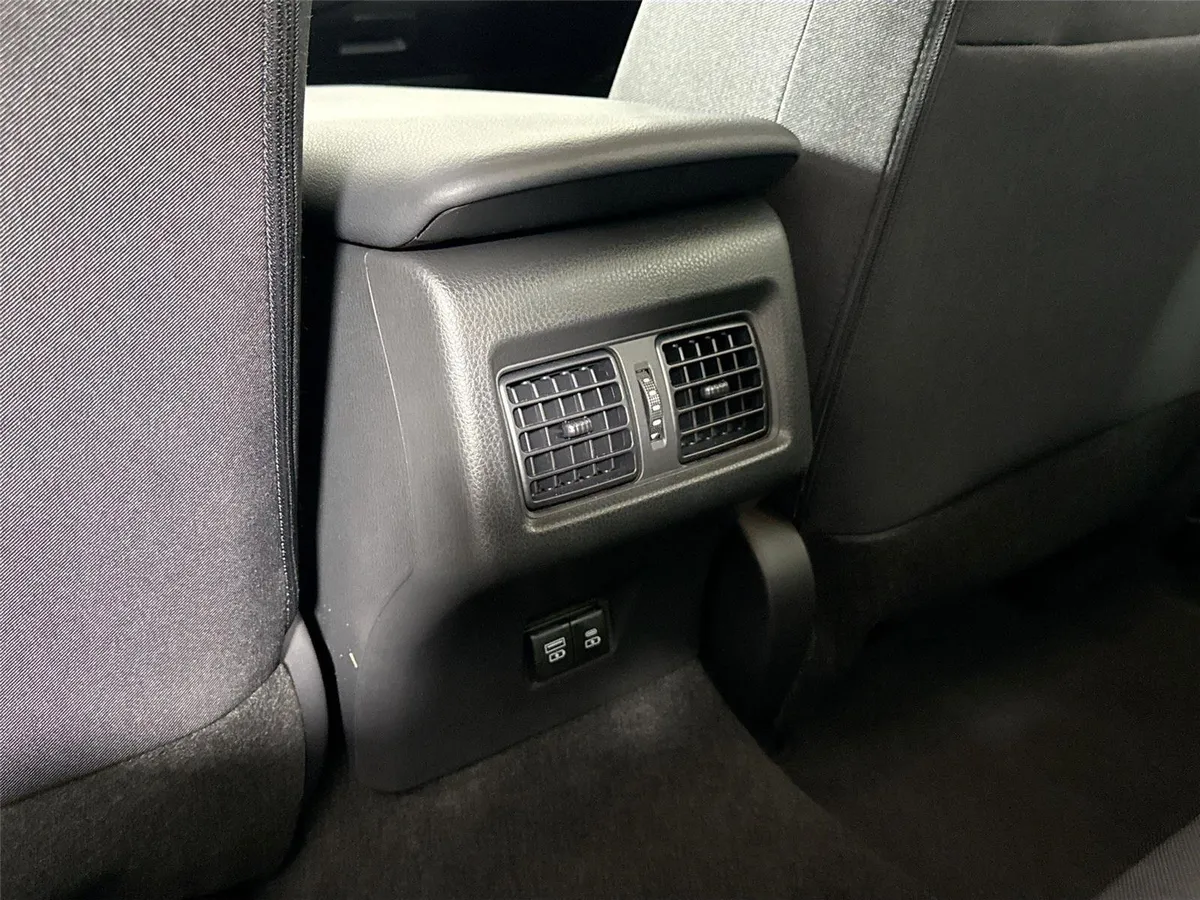 2026 Toyota Camry LE thumbnail 33