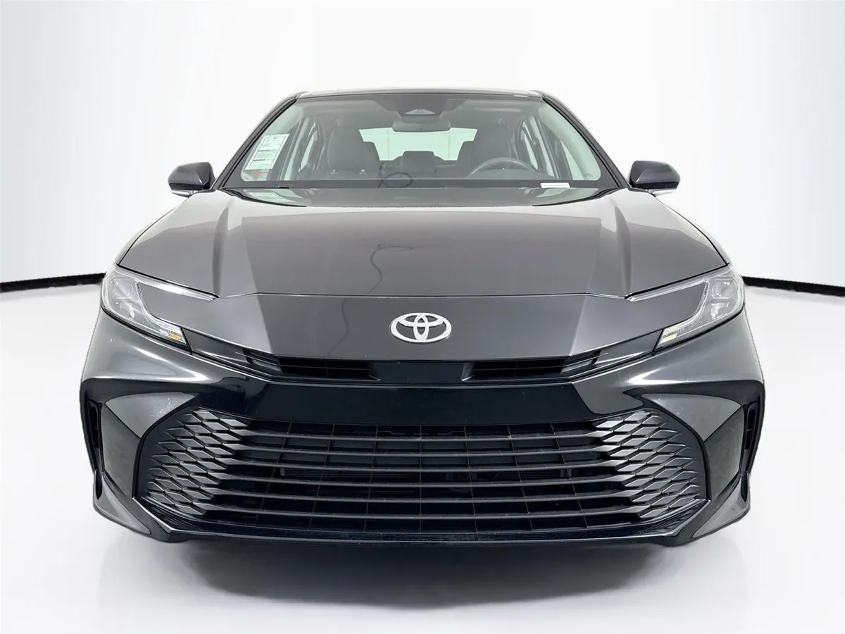 2026 Toyota Camry LE thumbnail 8