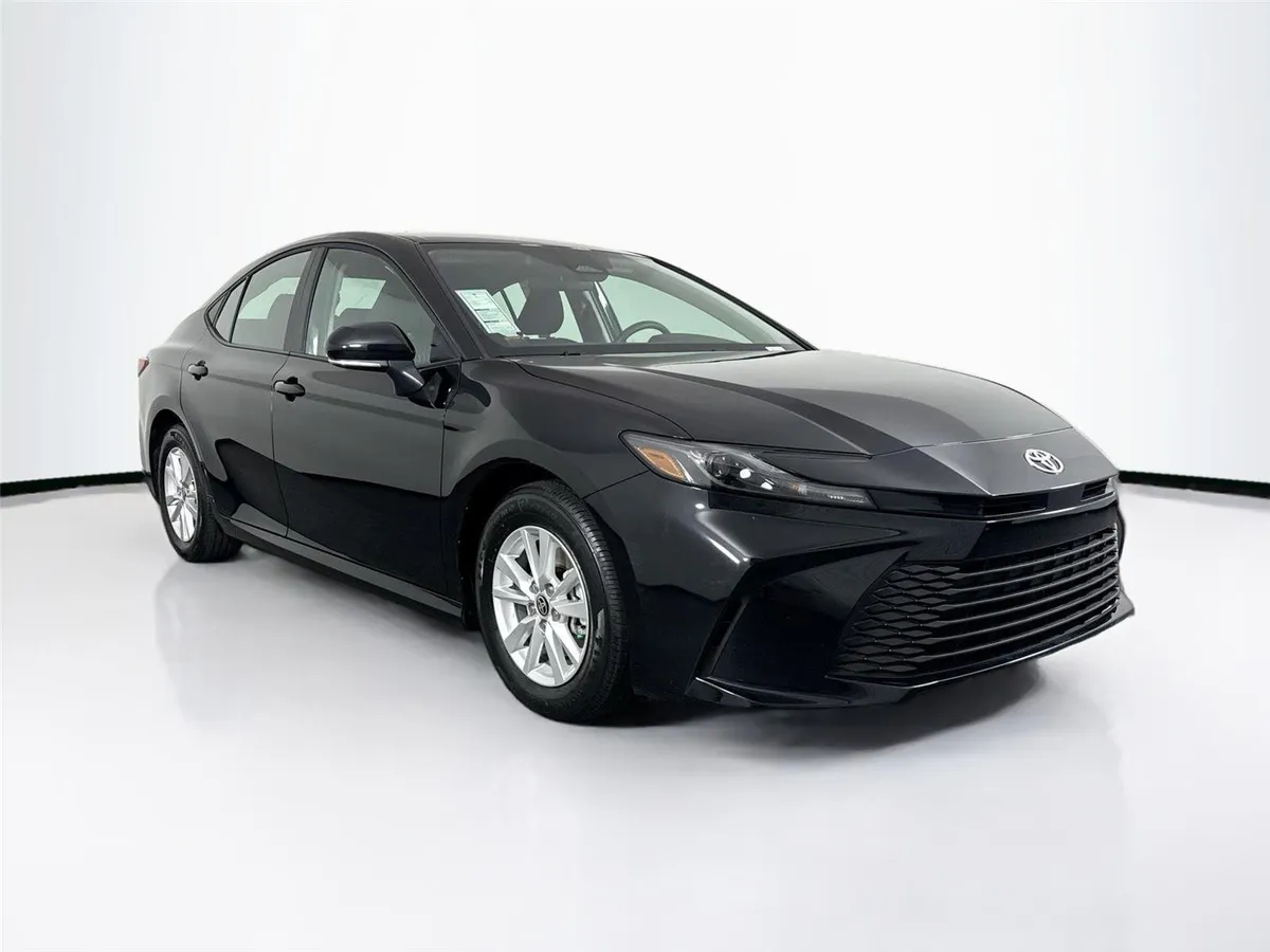 2026 Toyota Camry LE thumbnail 9