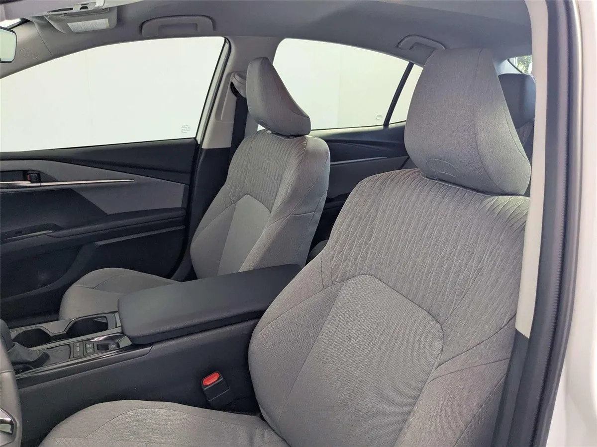 2026 Toyota Camry LE thumbnail 10
