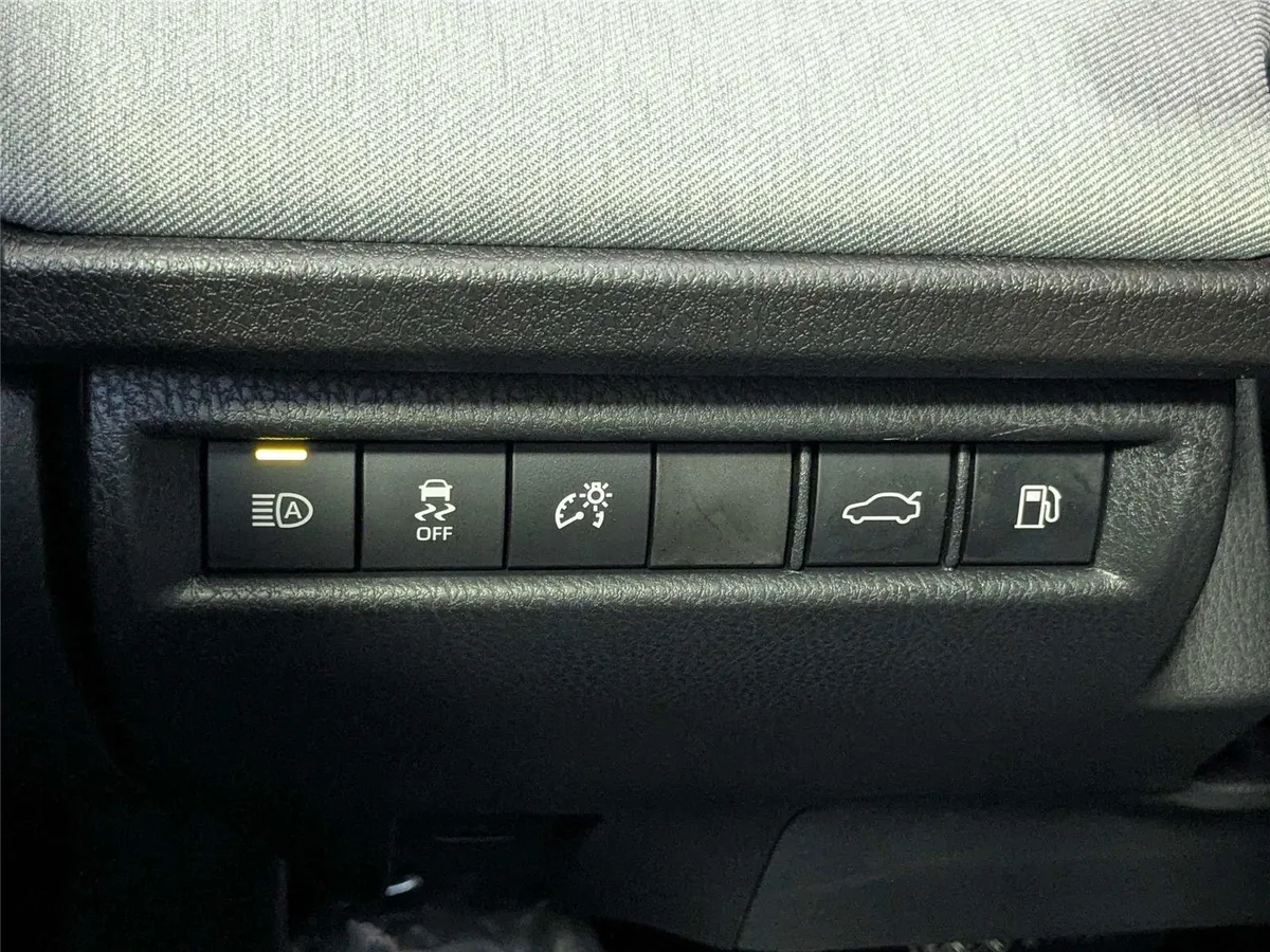 2026 Toyota Camry LE thumbnail 13