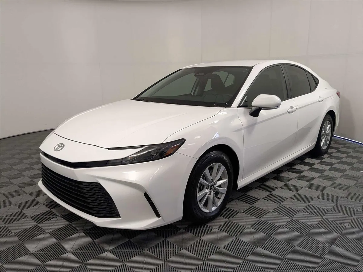 2026 Toyota Camry LE thumbnail 2