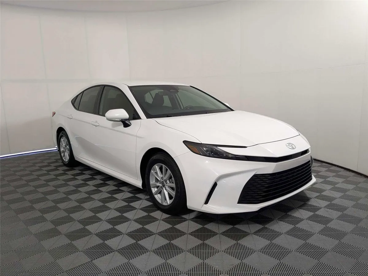 2026 Toyota Camry LE thumbnail 3