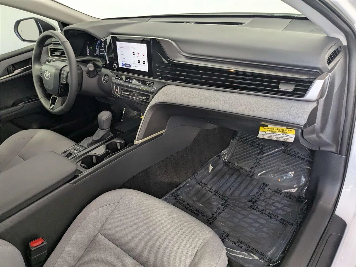 2026 Toyota Camry LE thumbnail 30