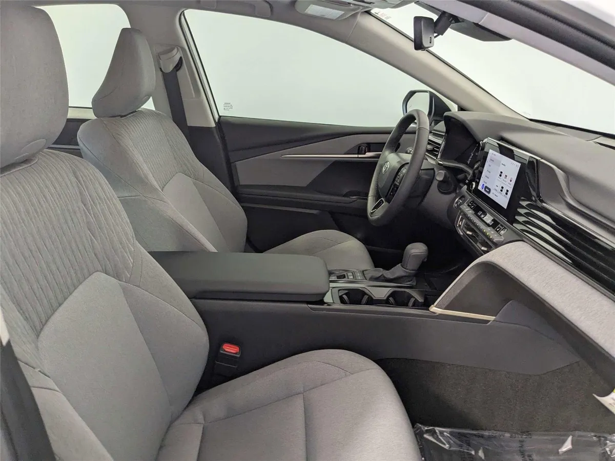 2026 Toyota Camry LE thumbnail 31