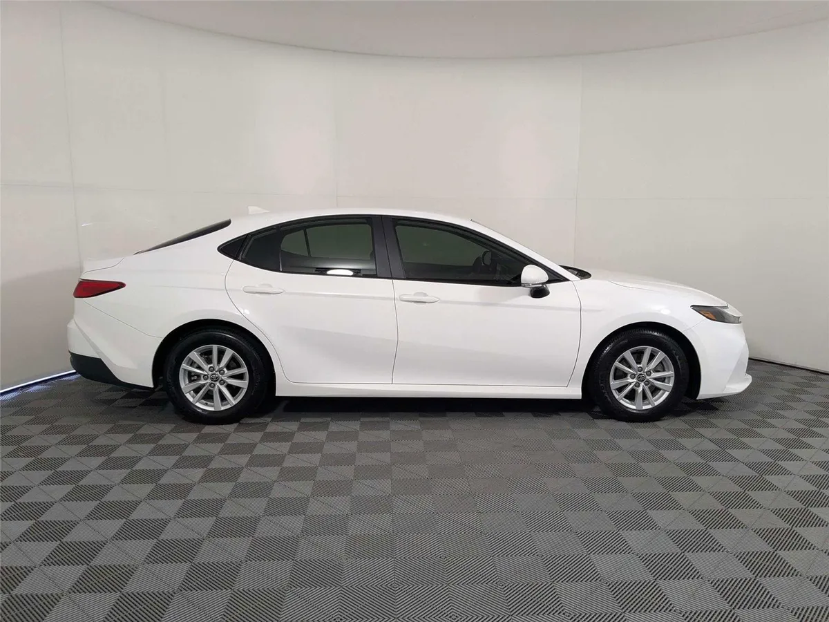 2026 Toyota Camry LE thumbnail 4