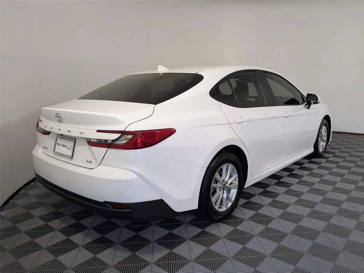 2026 Toyota Camry LE thumbnail 5