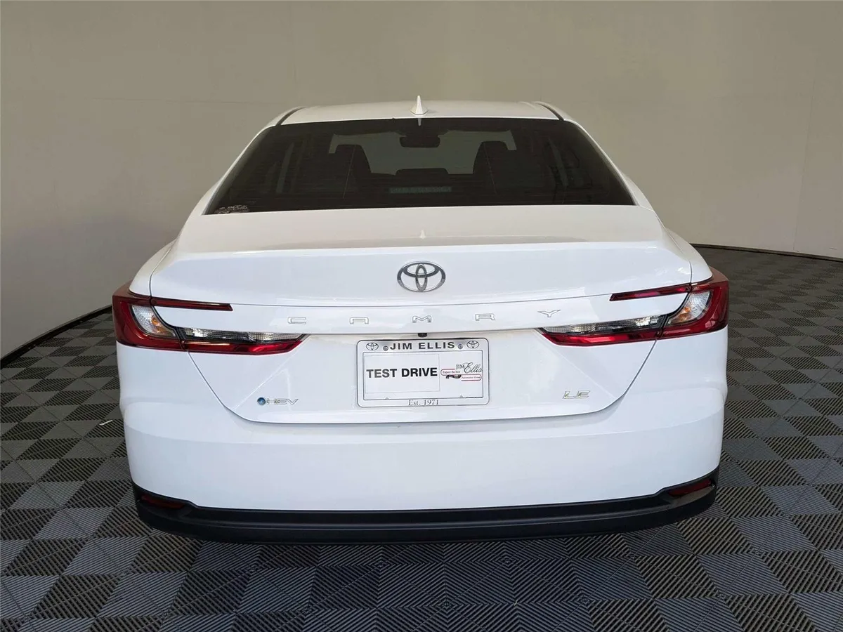2026 Toyota Camry LE thumbnail 6