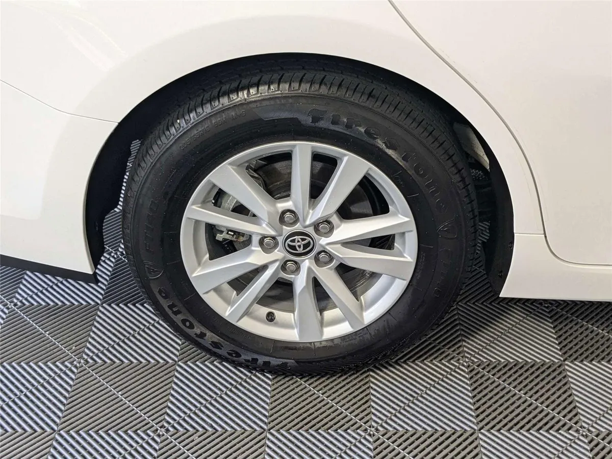 2026 Toyota Camry LE thumbnail 7