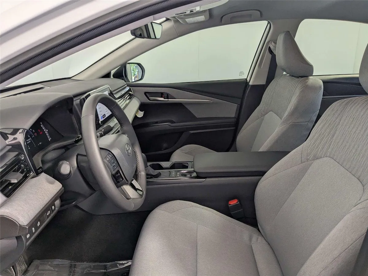 2026 Toyota Camry LE thumbnail 8
