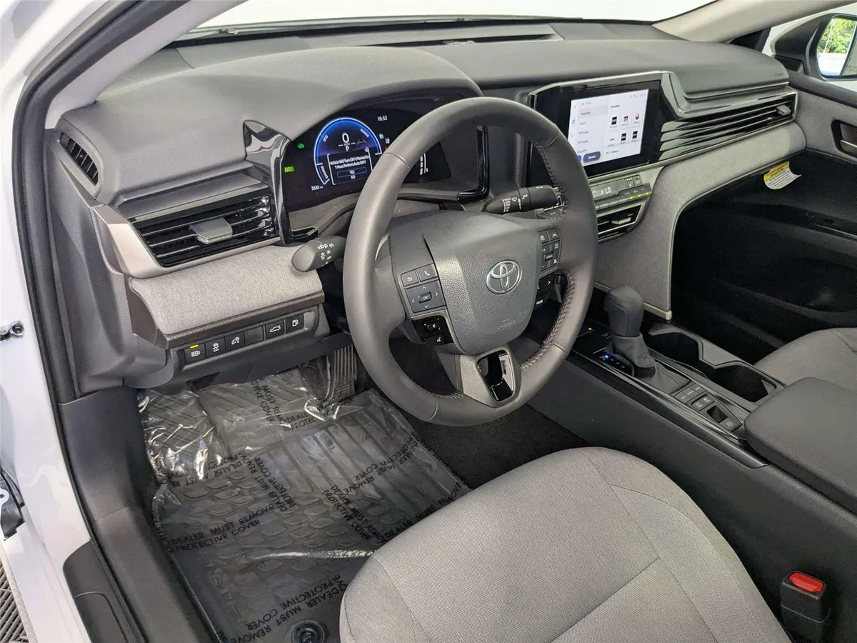 2026 Toyota Camry LE thumbnail 9