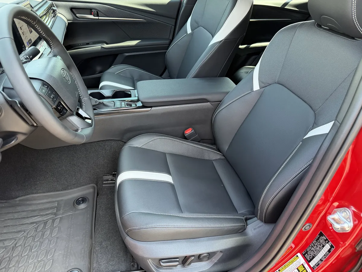 2026 Toyota Camry LE thumbnail 17