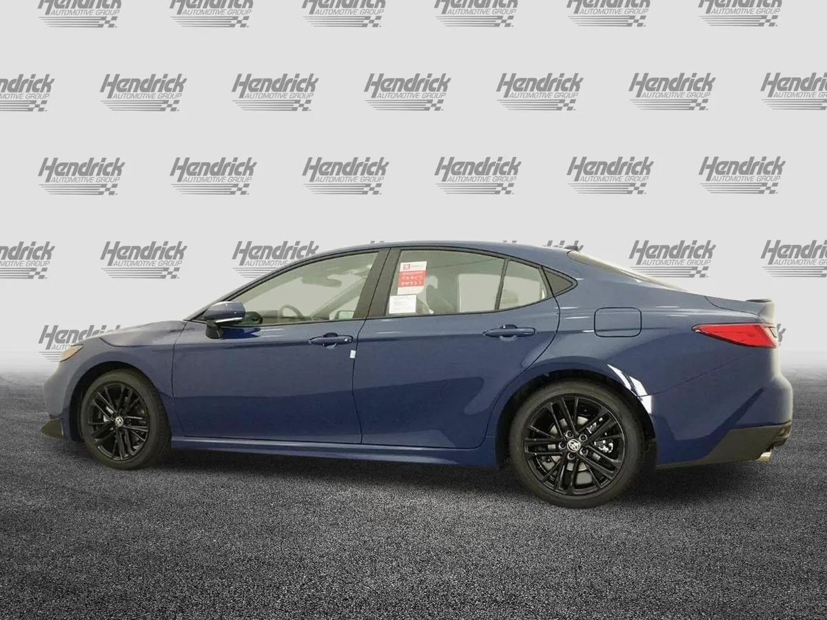 2026 Toyota Camry SE thumbnail 18