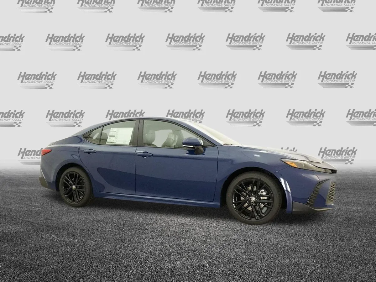 2026 Toyota Camry SE thumbnail 2