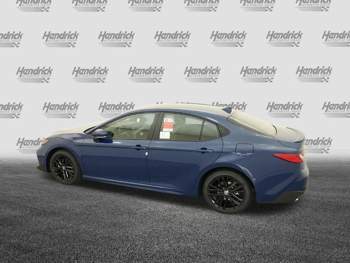 2026 Toyota Camry SE thumbnail 3