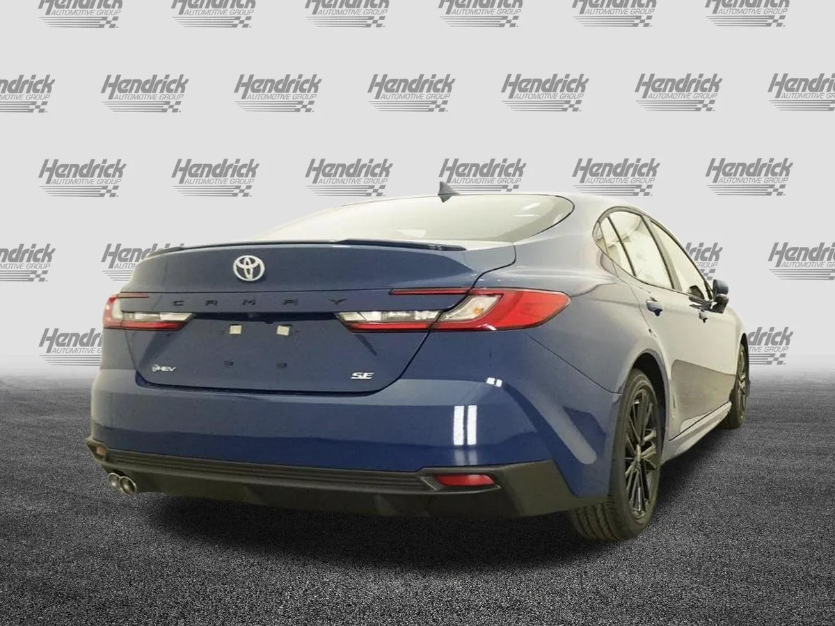 2026 Toyota Camry SE thumbnail 7