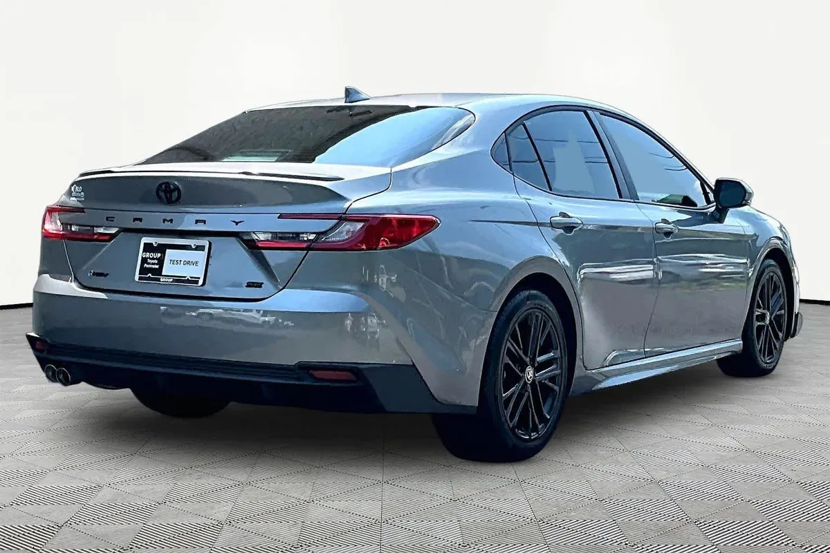 2026 Toyota Camry SE thumbnail 13