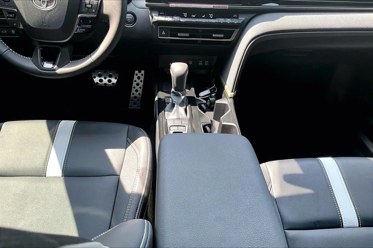 2026 Toyota Camry SE thumbnail 17
