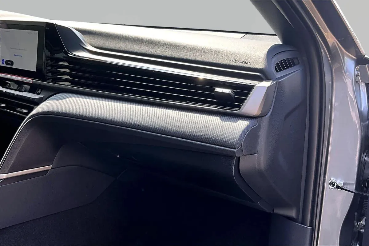 2026 Toyota Camry SE thumbnail 19
