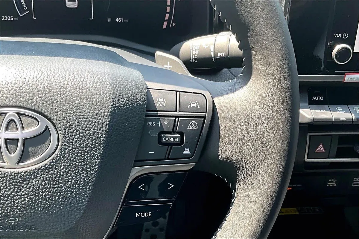 2026 Toyota Camry SE thumbnail 25