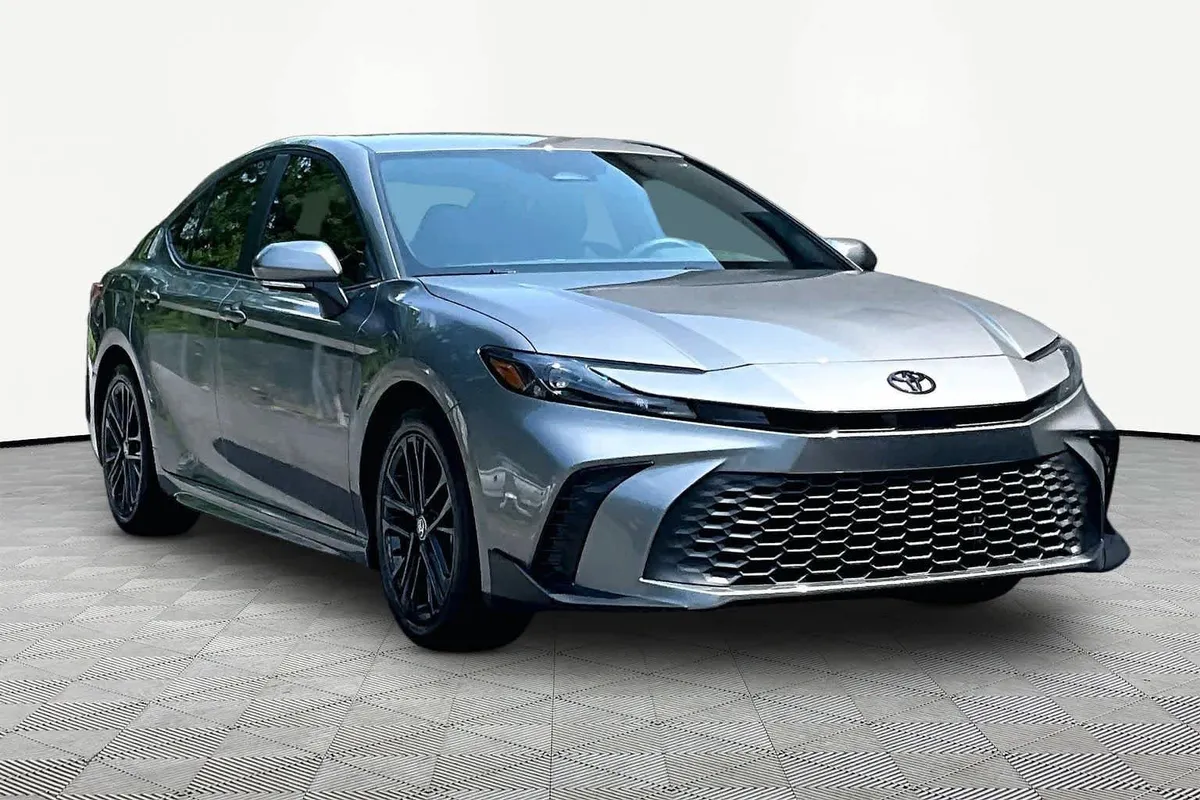 2026 Toyota Camry SE thumbnail 3