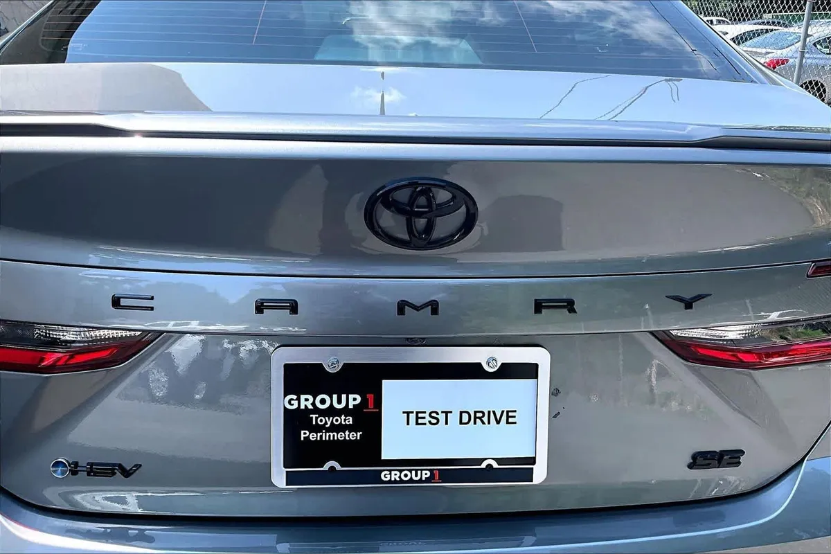 2026 Toyota Camry SE thumbnail 31