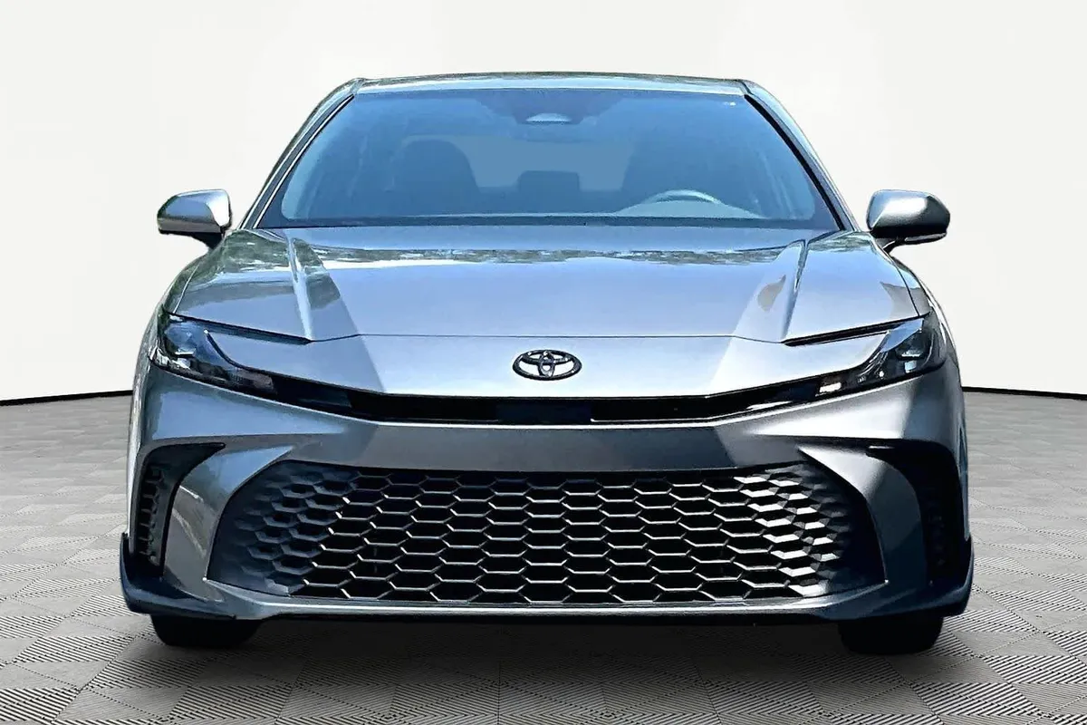 2026 Toyota Camry SE thumbnail 4