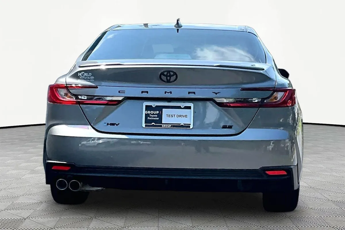 2026 Toyota Camry SE thumbnail 5