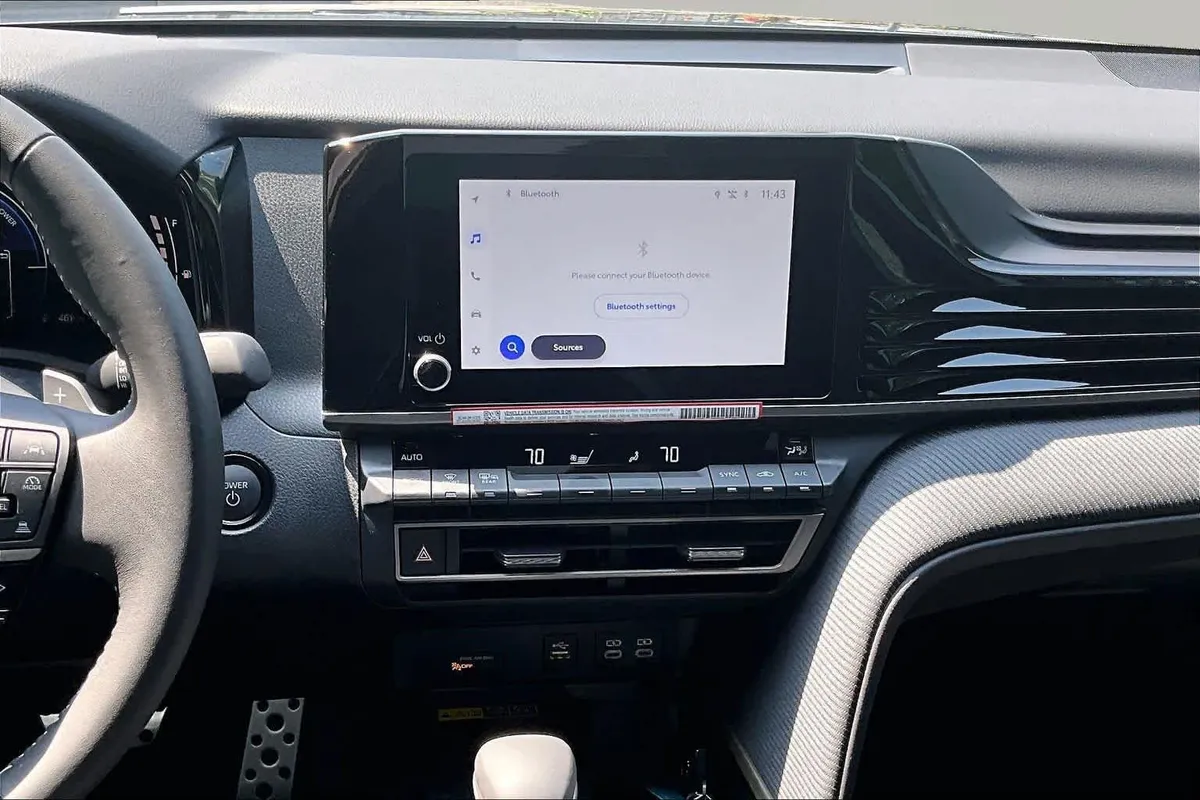 2026 Toyota Camry SE thumbnail 7