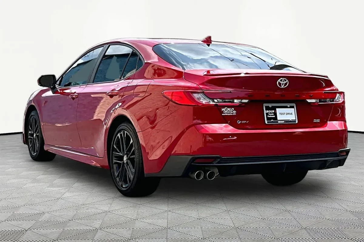 2026 Toyota Camry SE thumbnail 11