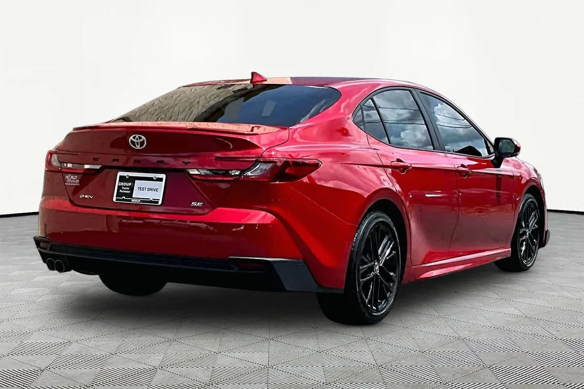 2026 Toyota Camry SE thumbnail 12