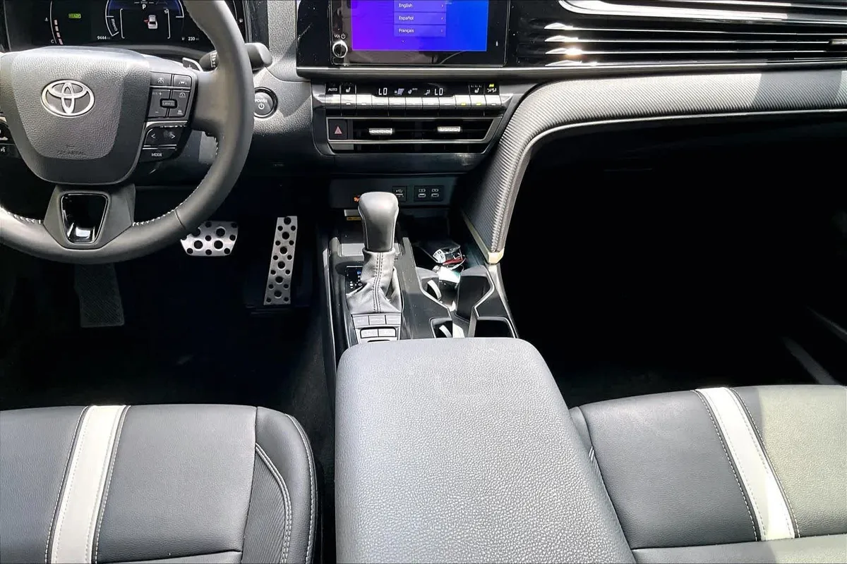 2026 Toyota Camry SE thumbnail 16