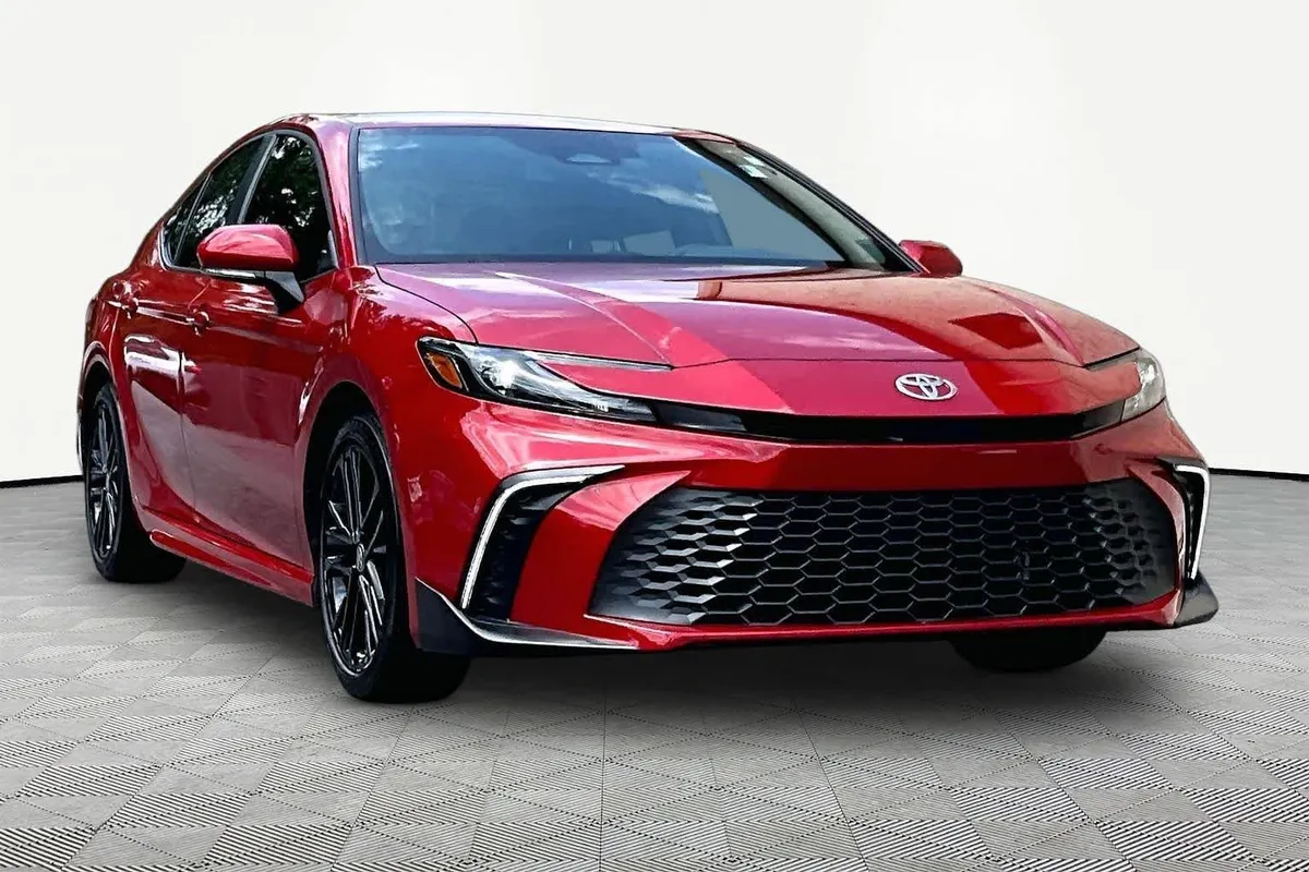 2026 Toyota Camry SE thumbnail 2