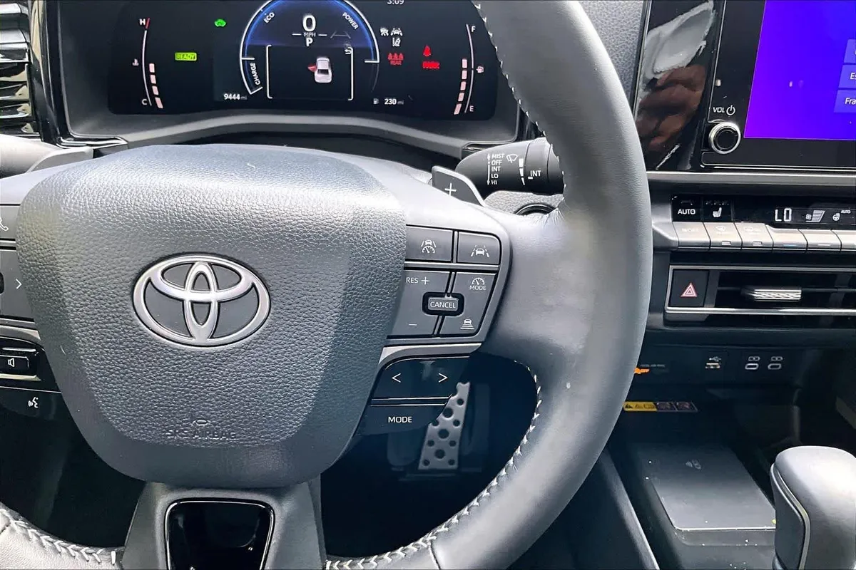 2026 Toyota Camry SE thumbnail 24