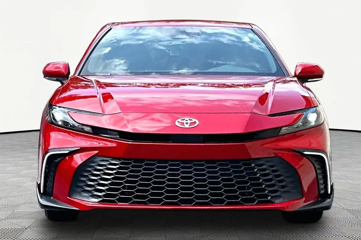 2026 Toyota Camry SE thumbnail 3