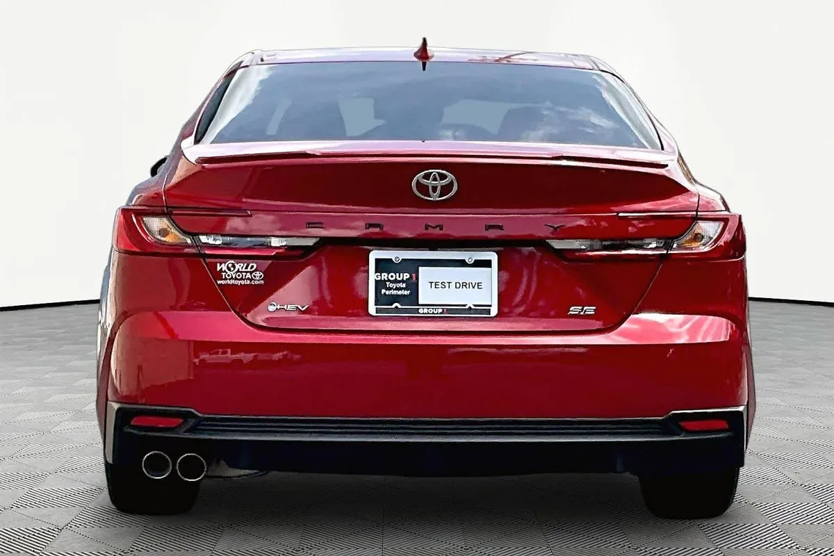 2026 Toyota Camry SE thumbnail 4