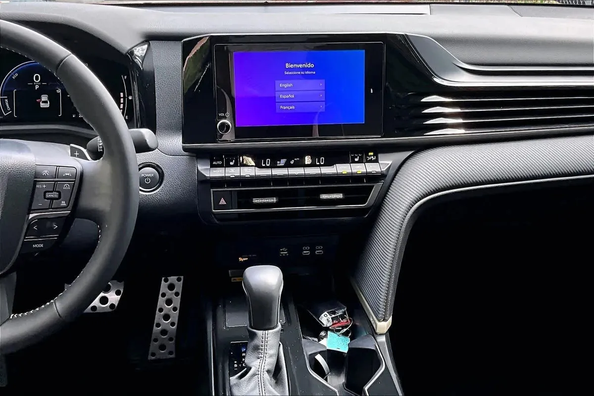 2026 Toyota Camry SE thumbnail 6