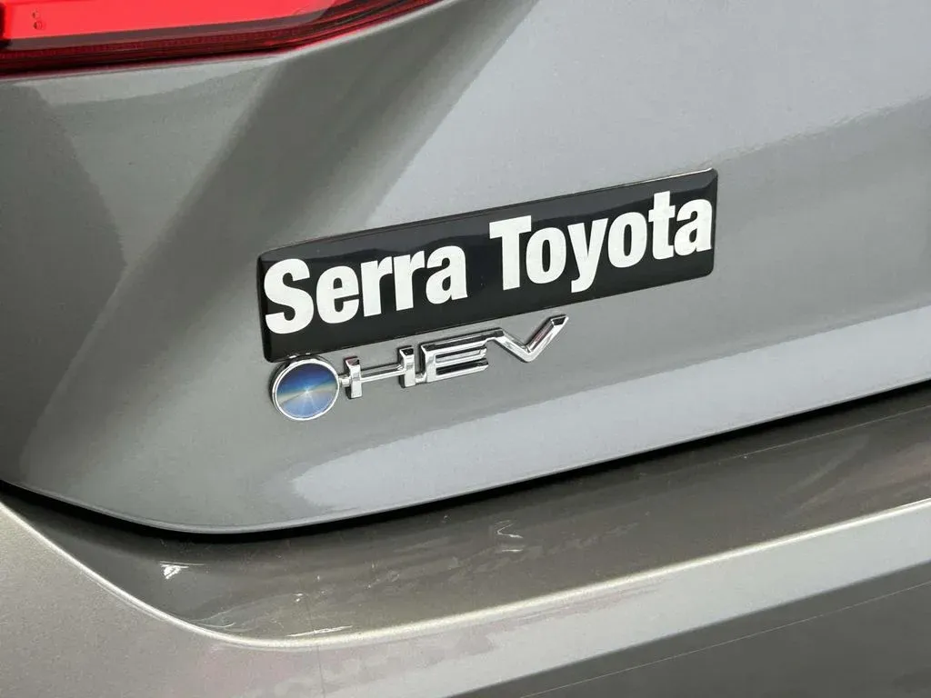 2026 Toyota Camry SE thumbnail 10