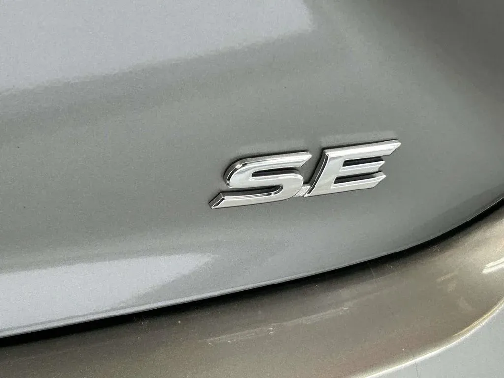2026 Toyota Camry SE thumbnail 11