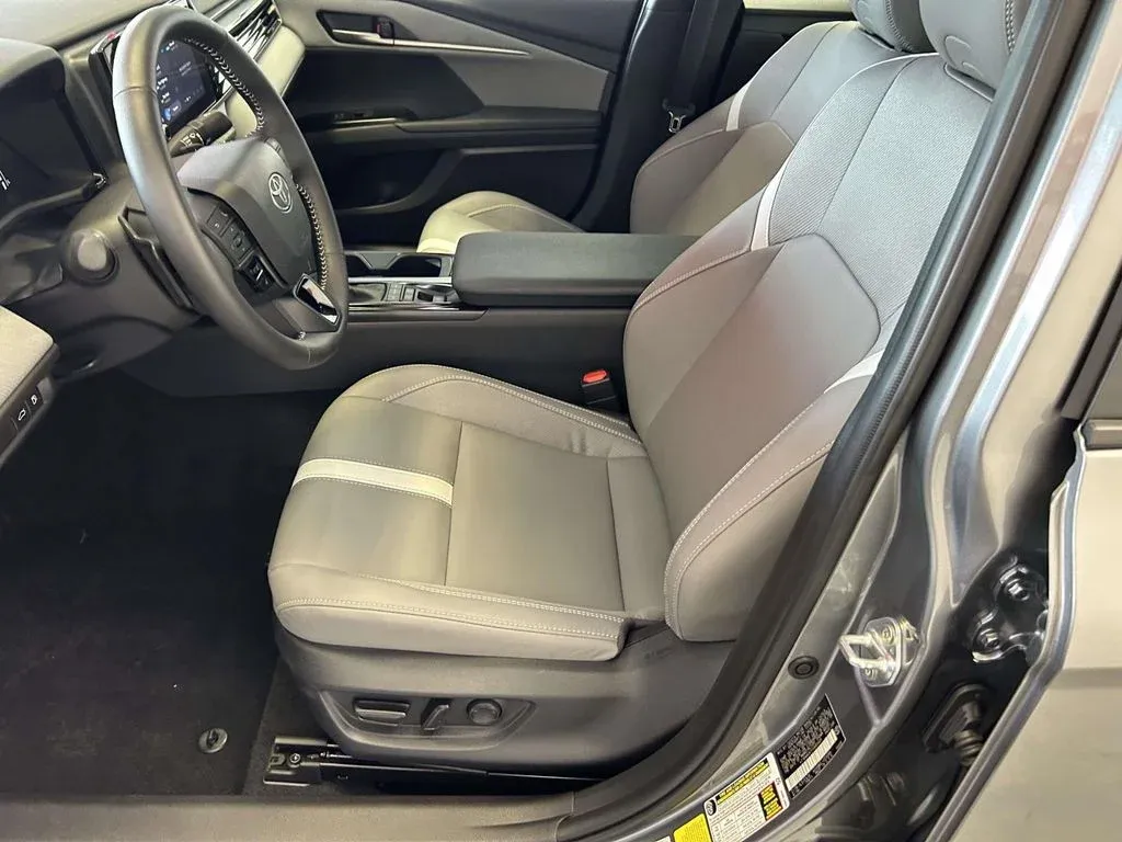 2026 Toyota Camry SE thumbnail 15