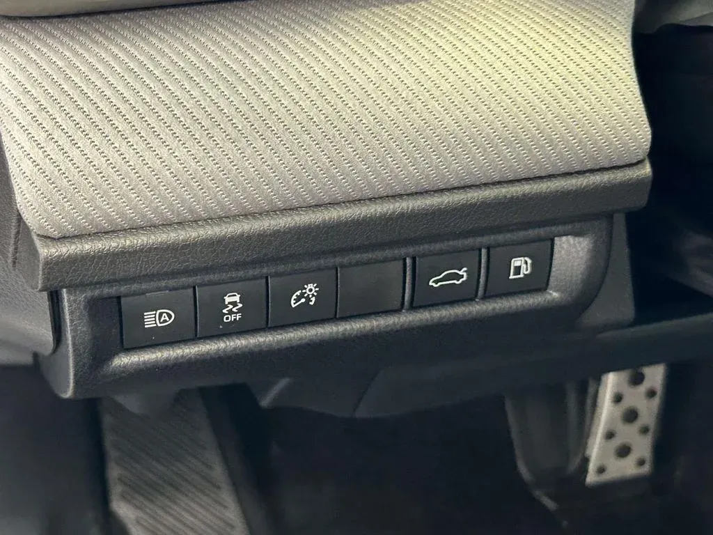 2026 Toyota Camry SE thumbnail 18