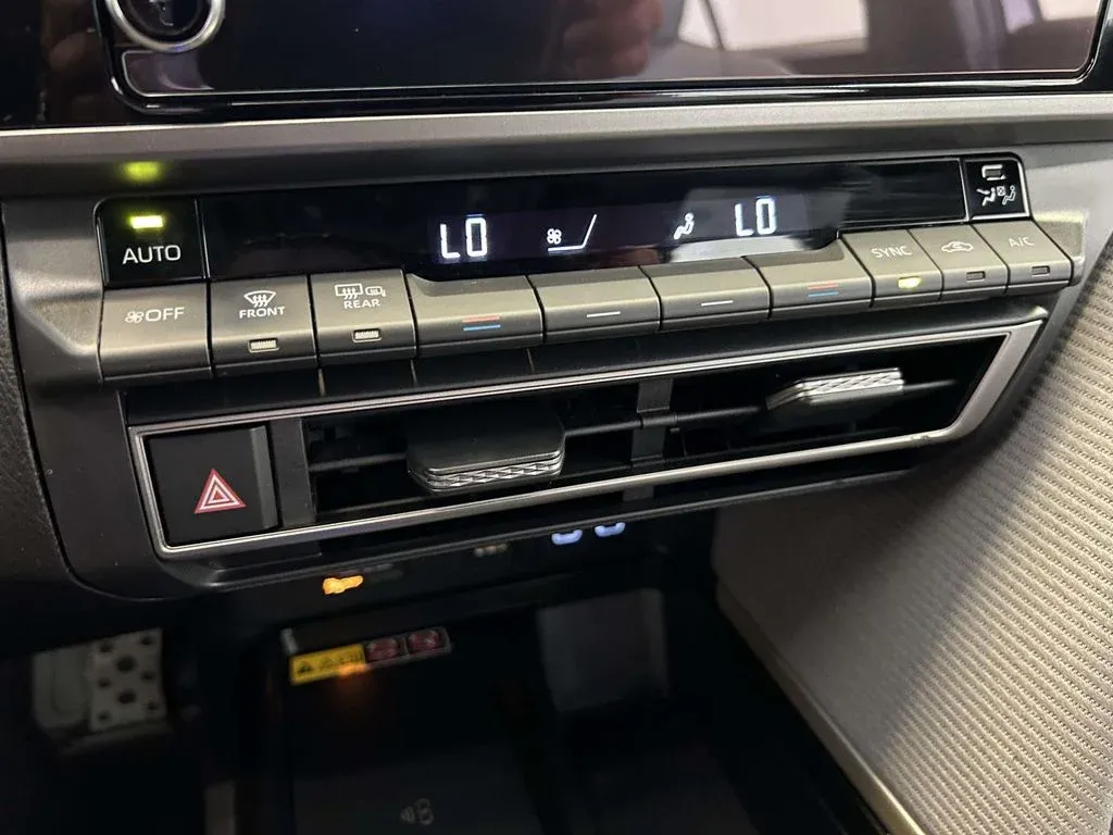2026 Toyota Camry SE thumbnail 23