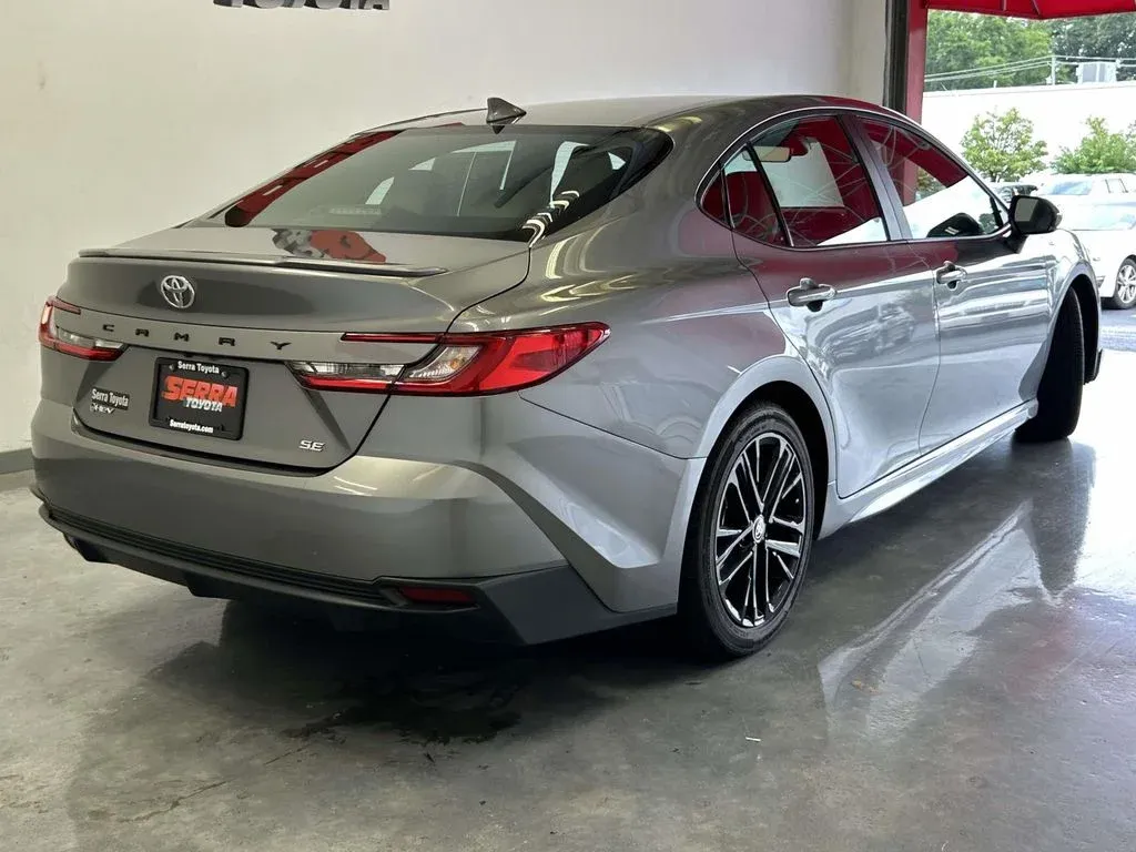 2026 Toyota Camry SE thumbnail 3